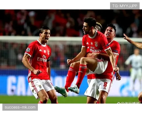 阿贾克斯关键比赛表现不佳,对欧战资格竞争形成制约,稳定性面临考验 阿贾克斯关键比赛表现不佳,对欧战资格竞争形成制约,稳定性面临考验