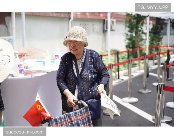 吴柳芳拎着一块名表去买菜,旁边大妈盯得眼睛都直了 吴柳芳拎着一块名表去买菜,旁边大妈盯得眼睛都直了